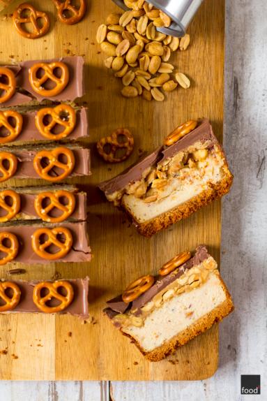 Zdjęcie - Sernik Snickers z masłem orzechowym, solonym karmelem i czekoladą - Przepisy kulinarne ze zdjęciami