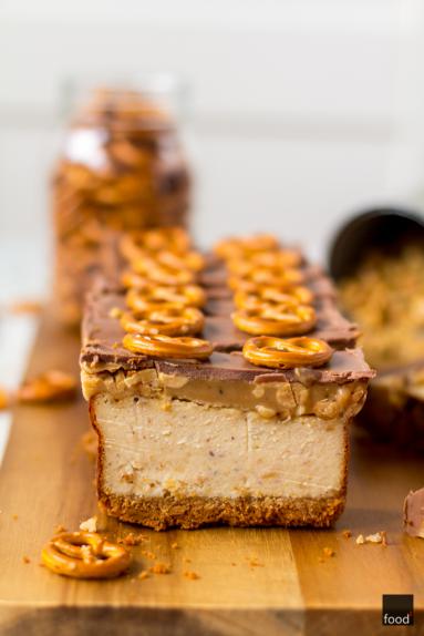 Zdjęcie - Sernik Snickers z masłem orzechowym, solonym karmelem i czekoladą - Przepisy kulinarne ze zdjęciami