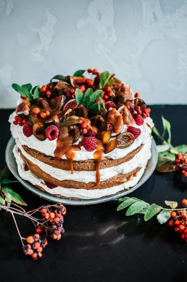 Zdjęcie - Jesienny tort ze słonym karmelem - Przepisy kulinarne ze zdjęciami