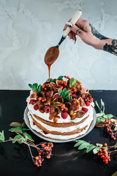 Zdjęcie - Jesienny tort ze słonym karmelem - Przepisy kulinarne ze zdjęciami