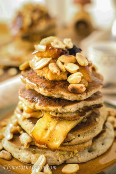 Zdjęcie - Pancakes z karmelizowanymi bananami i masłem orzechowym (wegańskie, bez glutenu, bez cukru) - Przepisy kulinarne ze zdjęciami