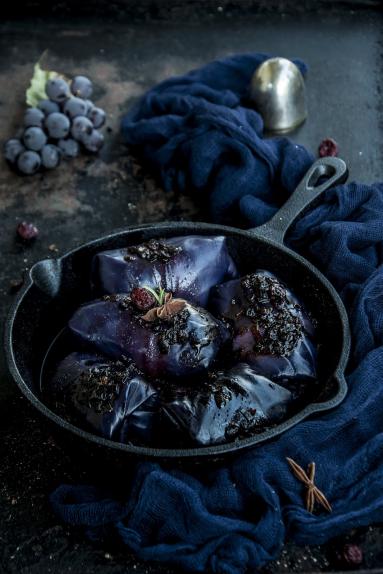 Zdjęcie - Gołąbki z czerwonej kapusty w sosie z czerwonego wina - Przepisy kulinarne ze zdjęciami