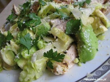 Zdjęcie - Zielona sałatka z kurczakiem  - Przepisy kulinarne ze zdjęciami