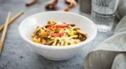 Zdjęcie - Makaron udon z grzybami i kapustą pekińską - Przepisy kulinarne ze zdjęciami