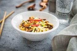 Zdjęcie - Makaron udon z grzybami i kapustą pekińską - Przepisy kulinarne ze zdjęciami