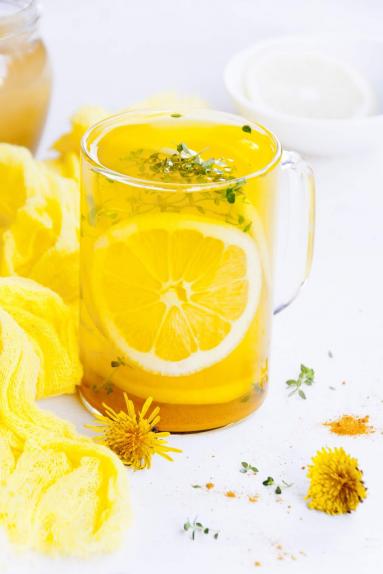 Zdjęcie - Naturalny napój na przeziębienie i suche gardło z macierzanką - Przepisy kulinarne ze zdjęciami