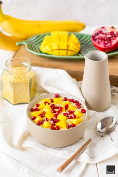 Zdjęcie - Budyń jaglany z mango, bananem i granatem - Przepisy kulinarne ze zdjęciami
