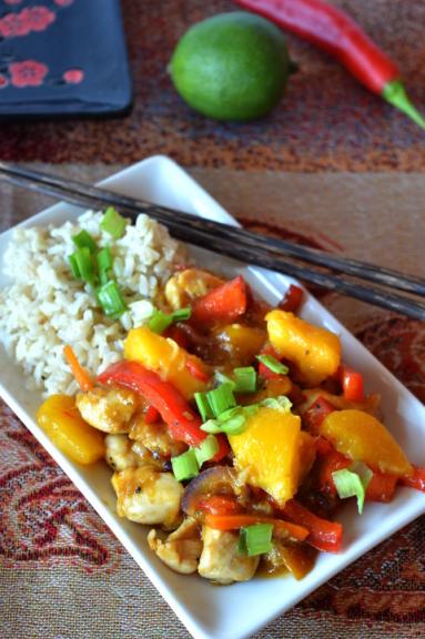 Zdjęcie - Kurczak po chińsku z mango i  papryką - Przepisy kulinarne ze zdjęciami