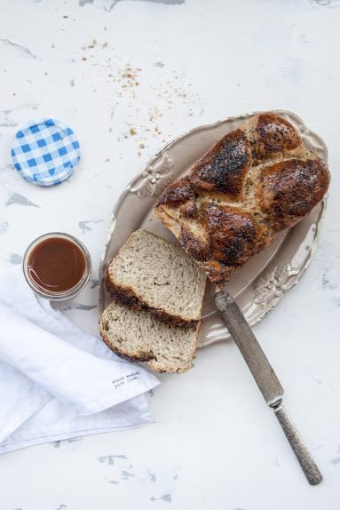 Zdjęcie - Chlebowa chałka z makiem z mąki orkiszowej - Przepisy kulinarne ze zdjęciami