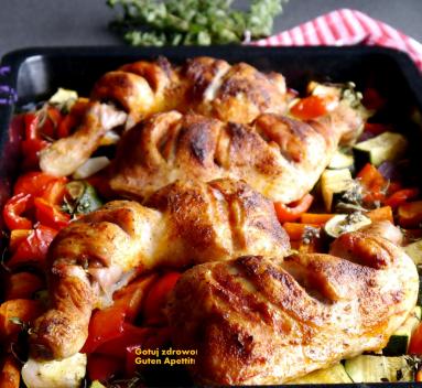 Zdjęcie - Udka kurczaka z warzywami - obiad z piekarnika - Przepisy kulinarne ze zdjęciami