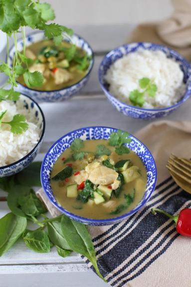 Zdjęcie - Zielone curry z kurczakiem i cukinią - Przepisy kulinarne ze zdjęciami