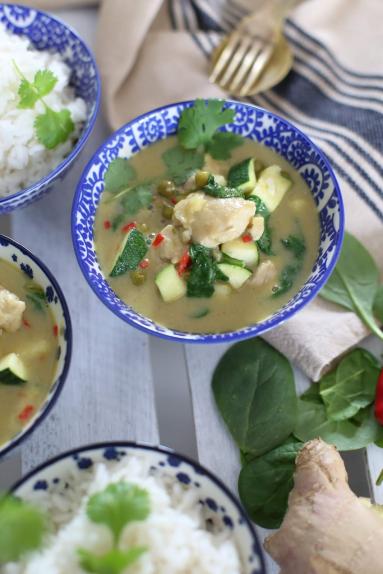 Zdjęcie - Zielone curry z kurczakiem i cukinią - Przepisy kulinarne ze zdjęciami