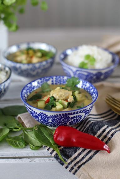 Zdjęcie - Zielone curry z kurczakiem i cukinią - Przepisy kulinarne ze zdjęciami