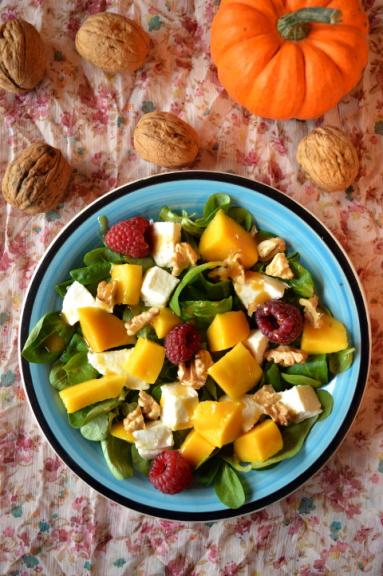 Zdjęcie - Szybka sałatka z roszponki, mango i  malin - Przepisy kulinarne ze zdjęciami