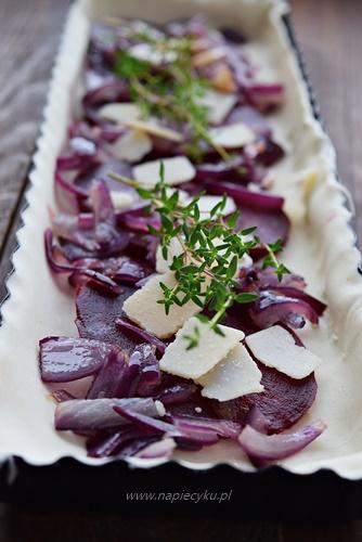 Zdjęcie - Tarta z ciasta francuskiego z buraczkami i serem - Przepisy kulinarne ze zdjęciami