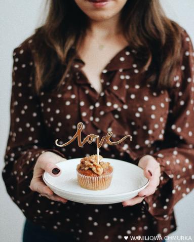 Zdjęcie - Babeczki marchewkowe z orzechami i karmelem - Przepisy kulinarne ze zdjęciami