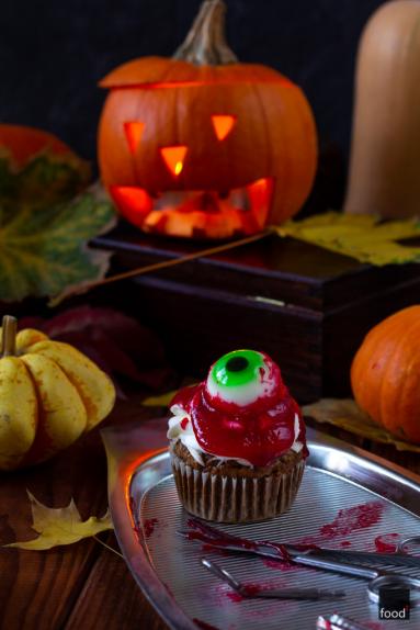 Zdjęcie - Halloweenowe babeczki z gałkami ocznymi - Przepisy kulinarne ze zdjęciami