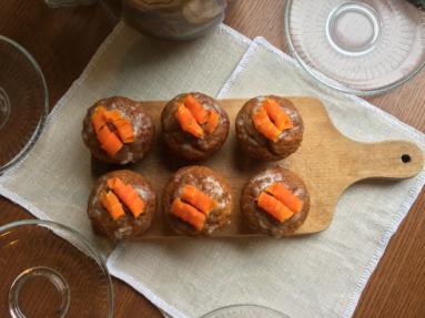 Zdjęcie - Słotom precz czyli marchewkowo-pomarańczowe muffinki z lukrem - Przepisy kulinarne ze zdjęciami