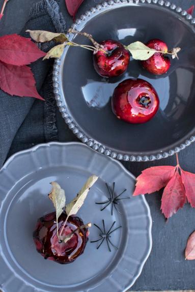 Zdjęcie - Jabłka w karmelu na Halloween - Przepisy kulinarne ze zdjęciami