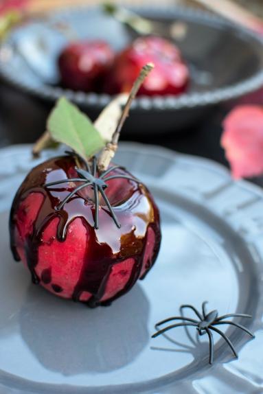 Zdjęcie - Jabłka w karmelu na Halloween - Przepisy kulinarne ze zdjęciami