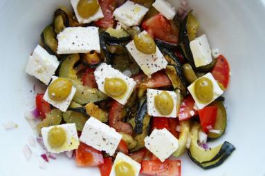 Zdjęcie - Sałatka grecka z cukinią - Przepisy kulinarne ze zdjęciami