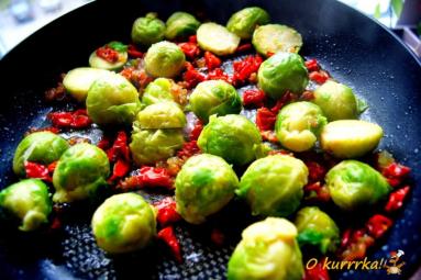 Zdjęcie - Brukselka z parmezanem i suszonymi pomidorami - Przepisy kulinarne ze zdjęciami