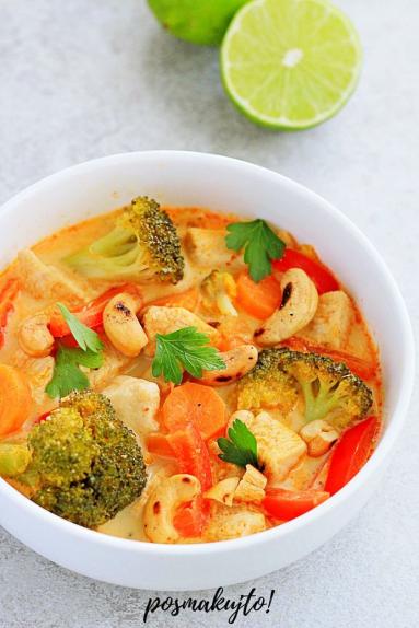 Zdjęcie - Czerwone curry z kurczakiem, brokułem, marchewką i papryką - Przepisy kulinarne ze zdjęciami