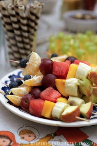 Zdjęcie - szaszłyki owocowe - sposoby podania owoców dzieciom - Eksperyment S... - Przepisy kulinarne ze zdjęciami