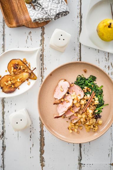 Zdjęcie - Smażona pierś kaczki z korzenną gruszką i orzechami - Przepisy kulinarne ze zdjęciami