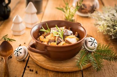 Zdjęcie - Śledź z cebulką i grzybami w oleju - Przepisy kulinarne ze zdjęciami