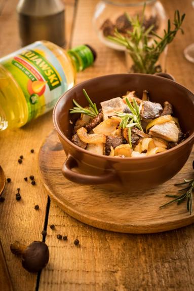 Zdjęcie - Śledź z cebulką i grzybami w oleju - Przepisy kulinarne ze zdjęciami