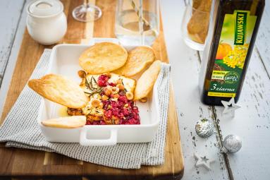 Zdjęcie - Domowe krakersy z fetą pieczoną z orzechami i żurawiną - Przepisy kulinarne ze zdjęciami