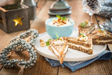 Zdjęcie - Razowe tosty z pastą z fasoli z orzechami i olejem lnianym - Przepisy kulinarne ze zdjęciami