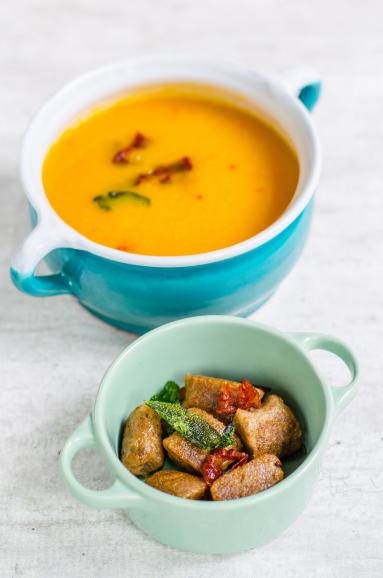 Zdjęcie - Zupa z dyni z kasztanowymi kluseczkami - Przepisy kulinarne ze zdjęciami