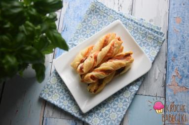 Zdjęcie - Świderki z ciasta francuskiego z szynką parmeńską i mozzarellą - Przepisy kulinarne ze zdjęciami