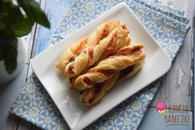 Zdjęcie - Świderki z ciasta francuskiego z szynką parmeńską i mozzarellą - Przepisy kulinarne ze zdjęciami
