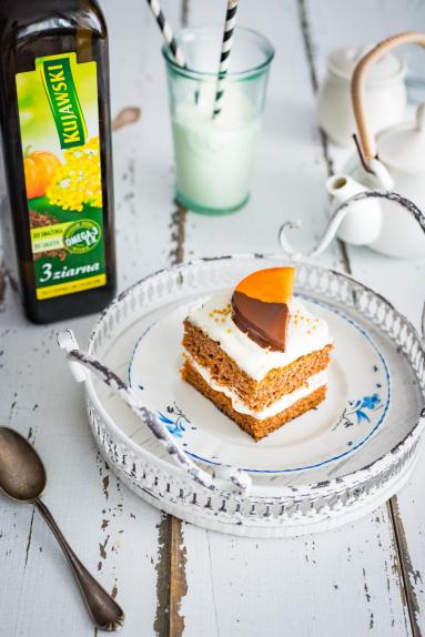 Zdjęcie - Ciasto marchewkowe z kremem waniliowym i persymoną - Przepisy kulinarne ze zdjęciami