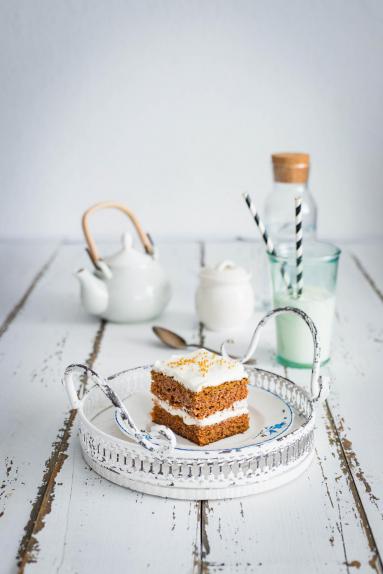 Zdjęcie - Ciasto marchewkowe z kremem waniliowym i persymoną - Przepisy kulinarne ze zdjęciami