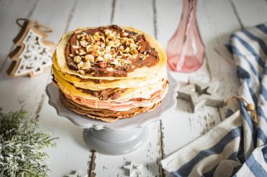 Zdjęcie - Tort naleśnikowy ombre z kremem czekoladowym i orzechami - Przepisy kulinarne ze zdjęciami