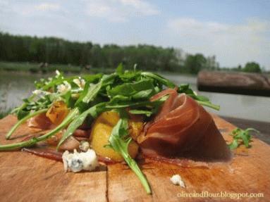 Zdjęcie - Grillowane brzoskwinie na szynce szwarcwaldzkiej. - Przepisy kulinarne ze zdjęciami