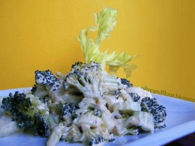 Zdjęcie - Prosta sałatka z selera naciowego i brokułów. - Przepisy kulinarne ze zdjęciami