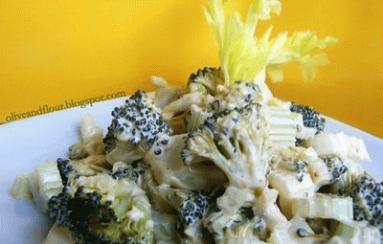 Zdjęcie - Prosta sałatka z selera naciowego i brokułów. - Przepisy kulinarne ze zdjęciami