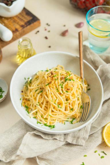 Zdjęcie - Spaghetti z bułką tartą i anchois - Przepisy kulinarne ze zdjęciami
