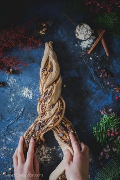 Zdjęcie - Drożdżowy wieniec cynamonowy z czekoladą i orzechami - Przepisy kulinarne ze zdjęciami