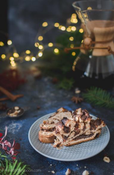 Zdjęcie - Drożdżowy wieniec cynamonowy z czekoladą i orzechami - Przepisy kulinarne ze zdjęciami