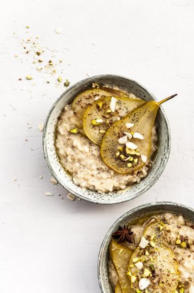 Zdjęcie - Zimowa owsianka z płatkami quinoa i gruszką - Przepisy kulinarne ze zdjęciami
