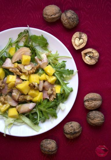 Zdjęcie - Sałatka z mango i wędzonym kurczakiem - Przepisy kulinarne ze zdjęciami