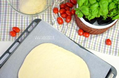 Zdjęcie - Proste ciasto na pizzę - Przepisy kulinarne ze zdjęciami