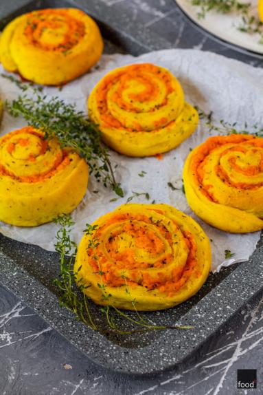 Zdjęcie - Ślimaczki serowe z masłem czosnkowym i ziołami - Przepisy kulinarne ze zdjęciami