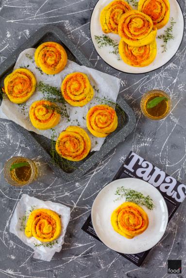 Zdjęcie - Ślimaczki serowe z masłem czosnkowym i ziołami - Przepisy kulinarne ze zdjęciami